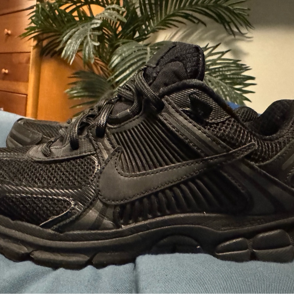 Nike Men's Black Athletic Shoes Vomero 5 - Picture 3 of 9